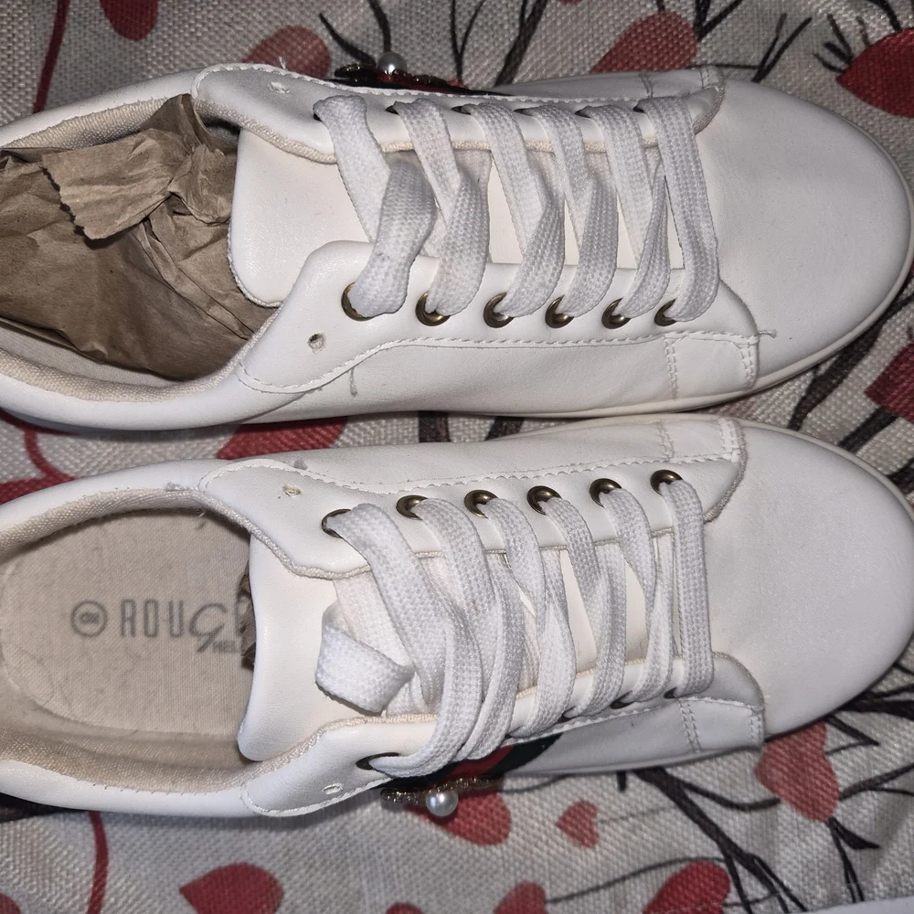 White Sneakers with Embellished Bee Detail, Size 9. Looks Like faux gucci colors - Picture 6 of 6